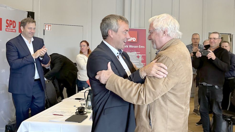 Einer der ersten Gratulanten für Johann Saathoff: Emdens Alt-Oberbürgermeister Alwin Brinkmann, der dem Bundestagsabgeordneten - wie Saathoff selbst sagte - oft mit Rat zu Seite steht. Foto: Hanssen