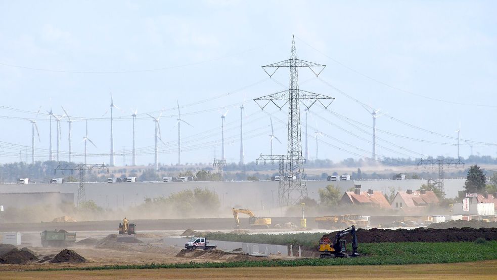 Die Bagger sind auf dem Intel-Gelände in Magdeburg bereits aktiv gewesen. (Archivbild) Foto: Klaus-Dietmar Gabbert/dpa