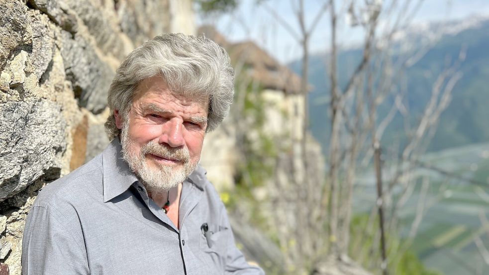 Der Bergsteiger Reinhold Messner sitzt an seinem Schloss Juval auf einer Bank. Foto: Christoph Sator/dpa