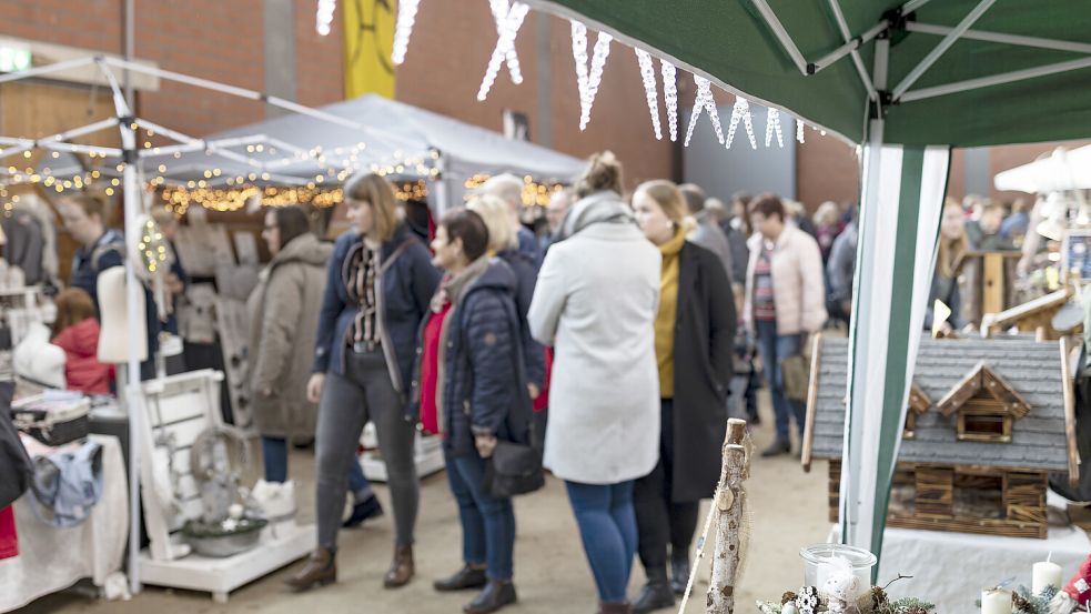 Vorweihnachtliche Stimmung erwartet die Besucher auch in diesem Jahr noch in der großen Reithalle des RTC beim „Wiehnachtsklüngel“. Foto: Veranstalterin