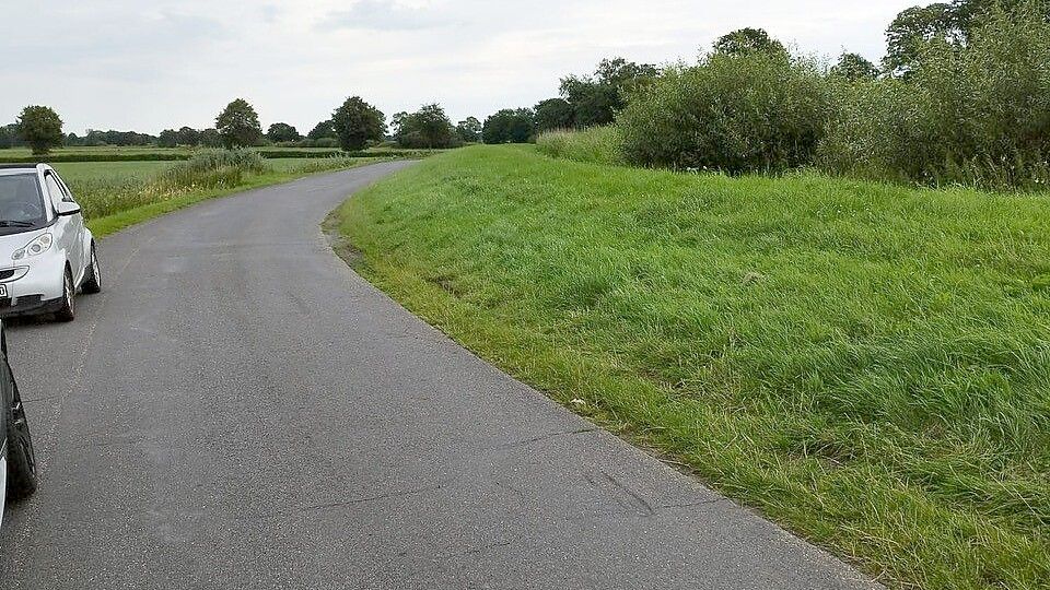 Auf dem Dieksweg am Deich der Leda stießen das Auto und das Motorrad zusammen. Angehörige des Unfallopfers machten dort am Unfalltag Bilder. Foto: Privat