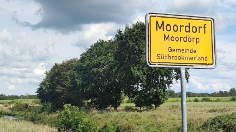 Ein neues Schild mit plattdeutschem Ortsnamen. Foto: Matthias Rüstmann/Gemeinde Südbrookmerland