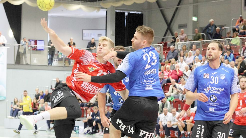 Rostyslav Polishchuk (links) musste im Heimspiel gegen den TuS Spenge einiges einstecken. Er steuerte drei Treffer zum ersten Heimsieg der Auricher bei. Fotos: Helmut Vortanz