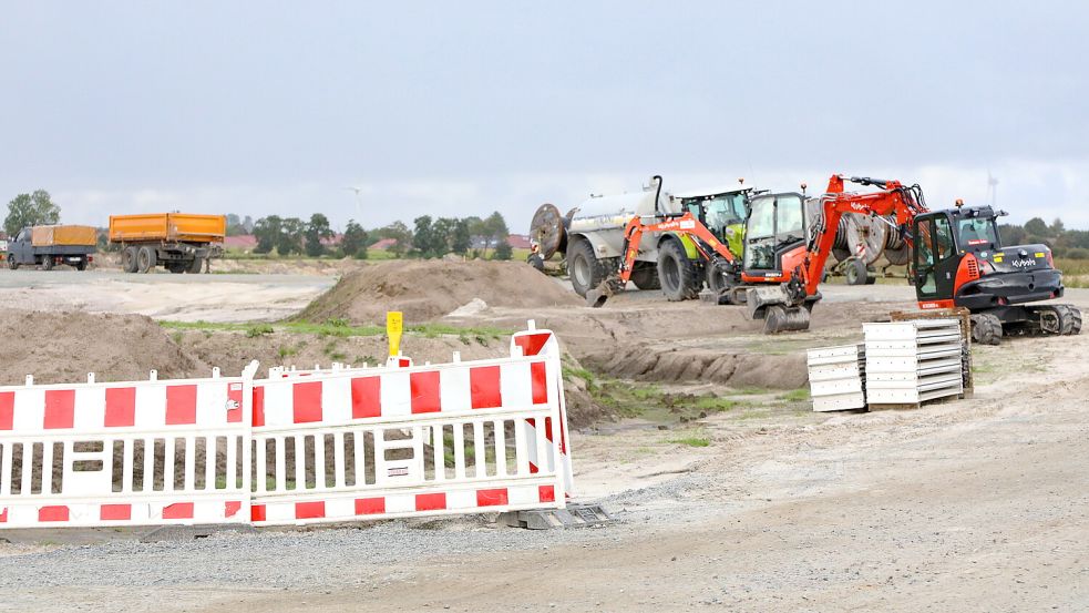 Derzeit wird auf den Uthwerdumer Äckern die Baustraße angelegt. Foto: Romuald Banik