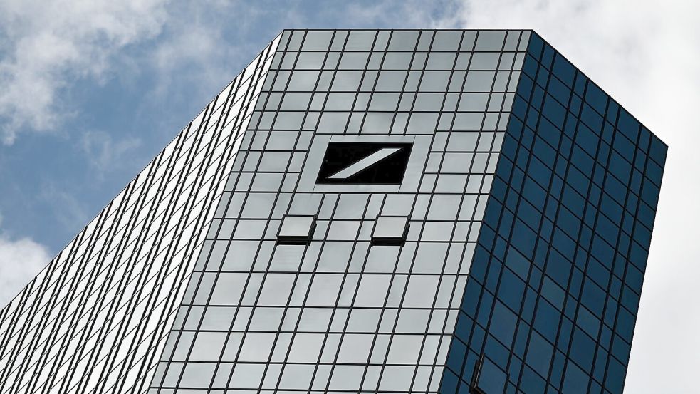 Die Deutsche Bank investiert in Beratung per Video und Telefon - und schließt kleinere Filialen (Archivfoto). Foto: Arne Dedert/dpa