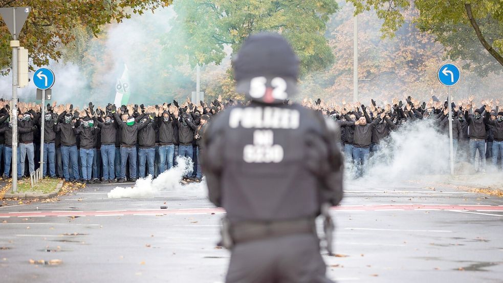 Der deutsche Fußball erarbeitet Vorschläge gegen Gewalt rund um die Spiele. Foto: Moritz Frankenberg/dpa