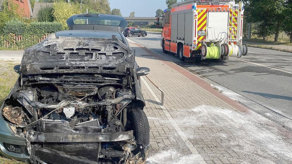 Der Motorraum des Wagens musste gelöscht werden. Foto: Feuerwehr