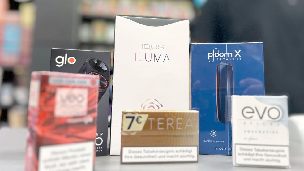 Die Tabakerhitzer-Elektrogeräte der Marken Glo von British American Tobacco (BAT), Iqos von Philip Morris und Ploom von Japan Tobacco International (JTI) mit den dazugehörigen Tabakstick-Marken liegen auf der Verkaufstheke eines Geschäfts. Foto: Wolf von Dewitz/dpa