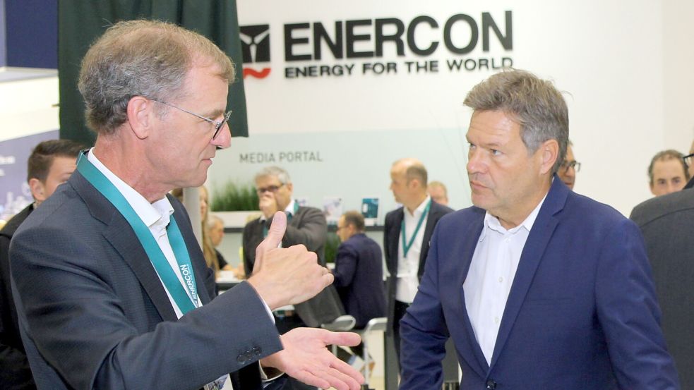 Im September 2022 sprach Bundeswirtschaftsminister Robert Habeck (rechts) mit dem damaligen Enercon-Vorstandschef Jürgen Zeschky auf der Windenergie-Messe in Hamburg.Foto: Enercon