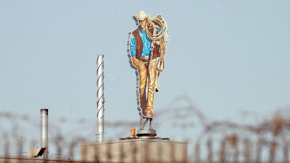 Die Werbefigur der Zigarettenmarke Marlboro, der „Marlboro-Mann“, steht auf dem Gebäude der Philip Morris GmbH. Foto: Soeren Stache/dpa