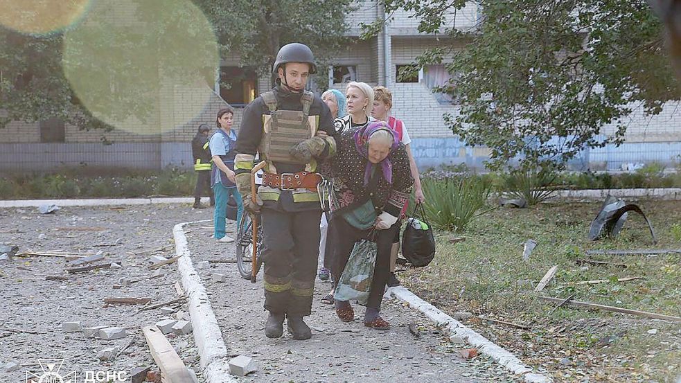 Das russische Militär greift ukrainische Städte immer wieder aus der Luft an - und stürzt die Bewohner damit in Not. Foto: ---/Ukraine’s Emergency Service/AP/dpa