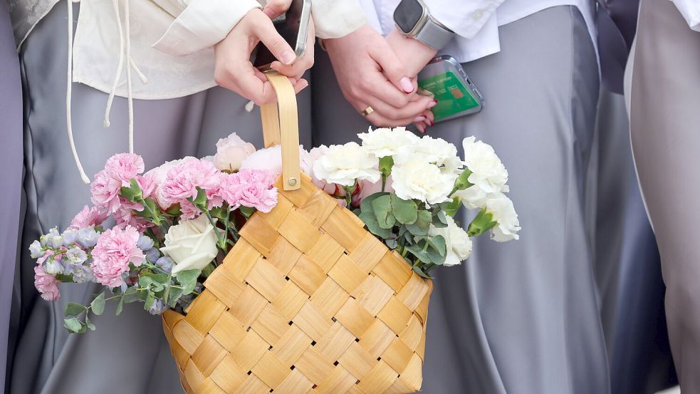 Einen Korb geben? Was bedeutet das? Im Bild: Eine junge russische Frau hält einen mit Blumen gefüllten Korb in der Hand. Foto: imago/itar-tass