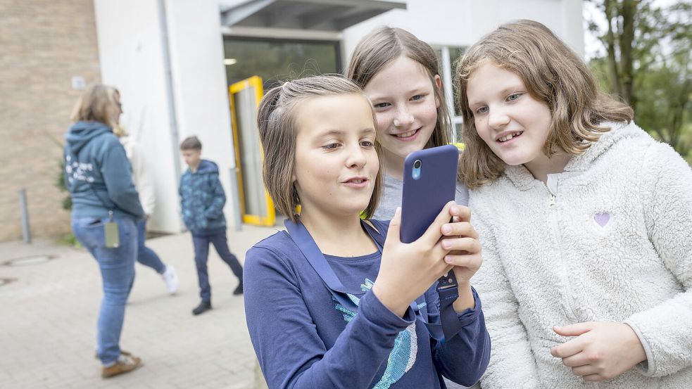 Im Rahmen der Digitalen Woche können Osnabrücker Grundschulkinder auf eine sogenannte Schulhofsafari gehen. Sie sollen lernen, die Grenzen zwischen realer und virtueller Welt besser zu verstehen. Foto: Swaantje Hehmann