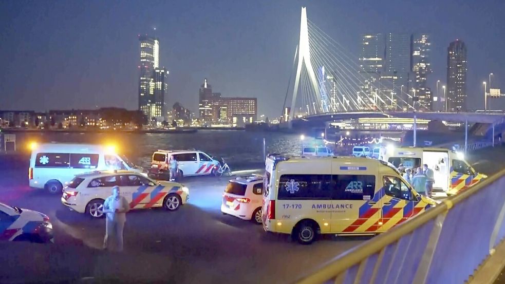 Mit langen Messern bewaffnet, soll ein Mann in Rotterdam Menschen niedergestochen haben. Es gab ein Todesopfer. Durch beherztes Eingreifen wurde der Angreifer gestoppt. Foto: Media TV/AP