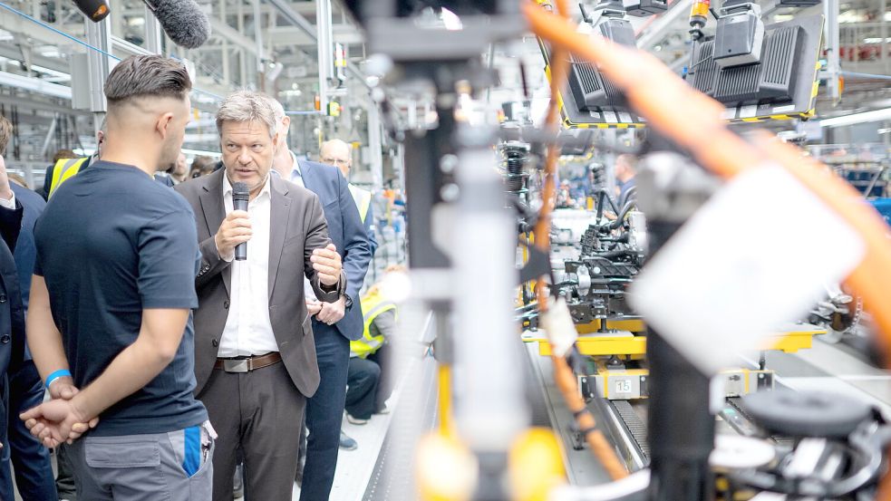 Bei seinem Rundgang durch die Halle 20 des Emder VW-Werks sprach Vizekanzler und Bundeswirtschaftsminister Robert Habeck an einigen Stationen an der Produktionslinie mit Mitarbeitern. Foto: DPA