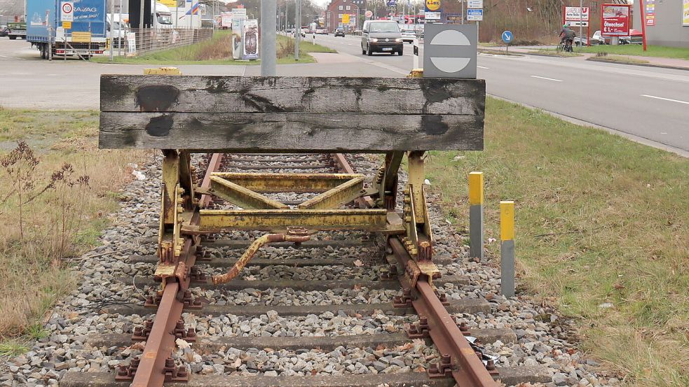 Ein Prellbock markiert das Ende der Bahngleise an der Emder Straße in Aurich. Seit Jahrzehnten gibt es in der Stadt keinen Personenverkehr mehr auf den Schienen. Foto: Heino Hermanns