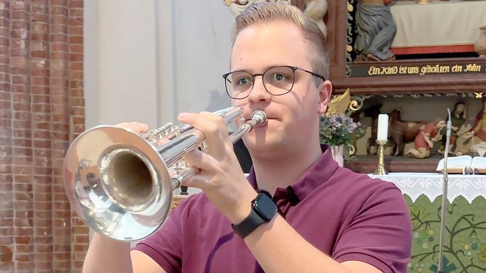 Mit dem Herzen dabei: Die Leidenschaft zur Musik lässt Thies Breemhaar in Leer und in Forlitz-Blaukirchen im Posaunenchor spielen. Foto: Weymer