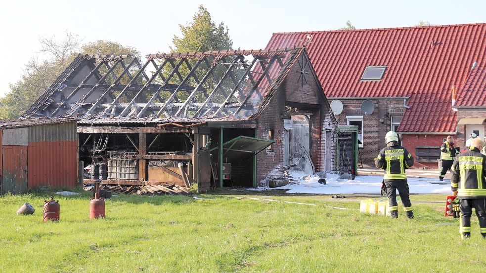 Ein Übergreifen der Flammen auf das Wohngebäude konnte die Feuerwehr verhindern. Foto: Heino Hermanns