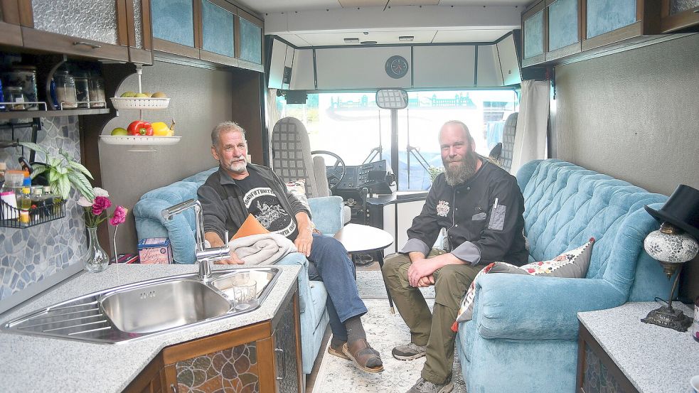 Gerold Klaaßen und Rüdiger Burdt im Wohnbus der Burdts. Foto: Gerd-Arnold Ubben