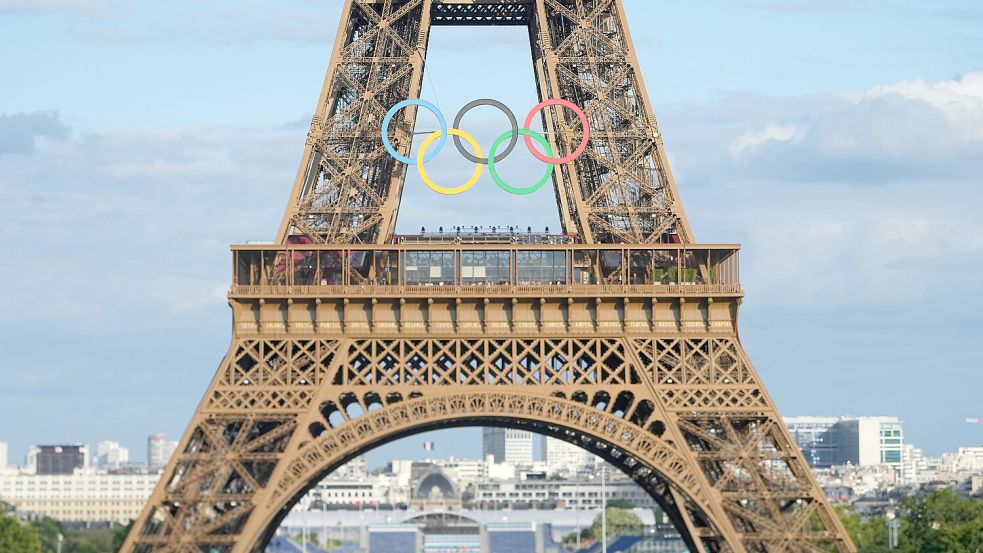 Bleiben die olympischen Ringe am Eiffelturm? Foto: dpa/ Michael Kappeler