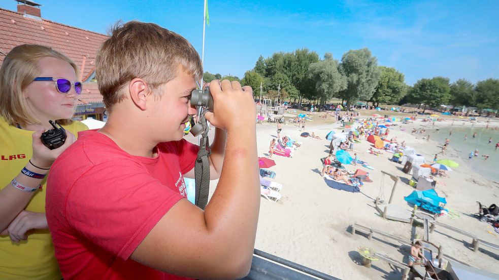 Mitglieder der DLRG überwachen im Jahr 2018 den Badesee in Tannenhausen. Foto: Romuald Banik