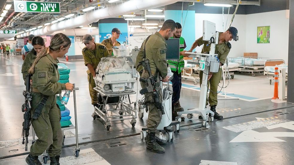 Krankenhauspersonal und Soldaten bringen Patienten und Ausrüstung in die unterirdische Station der Rambam-Klinik. Foto: Ohad Zwigenberg/AP/dpa