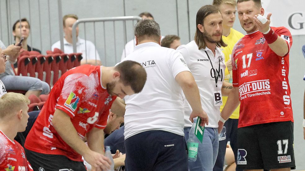 OHV-Trainer Sven Suton (Dritter von rechts) erlebte beim Gastspiel Höhen und tiefen seiner Mannschaft. Foto: Helmut Vortanz