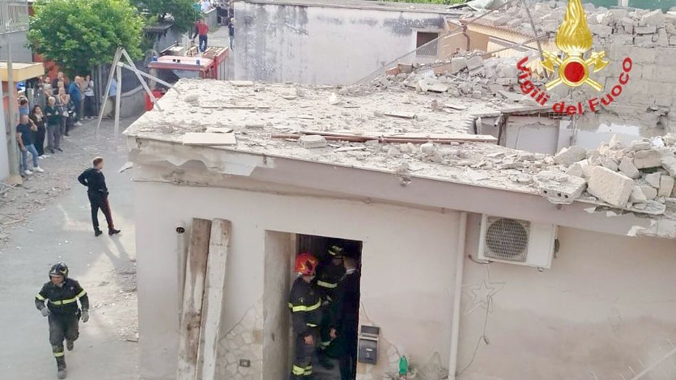 Rettungskräfte arbeiten an der Einsturzstelle. Foto: ---/Vigili del Fuoco/dpa