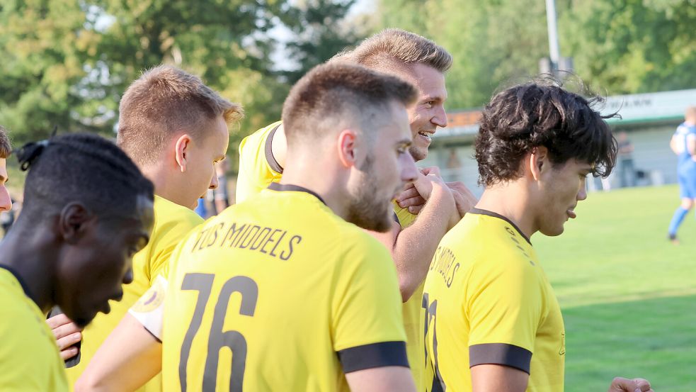 Middels gelang gegen Tabellenführer Esens die Überraschung des Spieltages. Die Middelser gewannen mit 2:1 und machten die Liga spannend. Foto: Helmut Vortanz