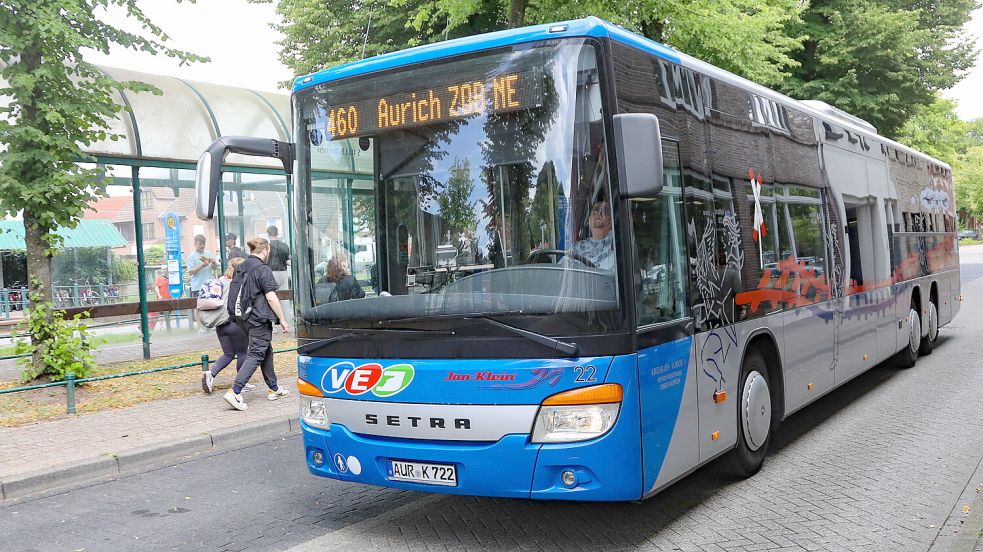 Ein Linienbus am Auricher ZOB. Foto: Romuald Banik