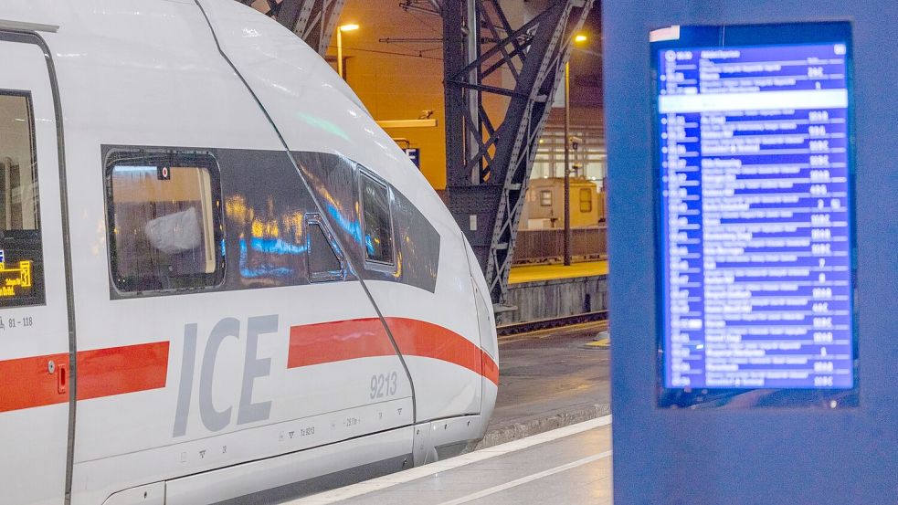 Ab Mitte Oktober können Bahnreisende ihre Tickets ein Jahr im Voraus buchen. (Archivbild) Foto: Thomas Banneyer/dpa