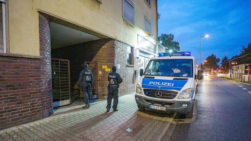 Die Polizei ist unter anderem in Mannheim wegen der Razzia im Einsatz. Foto: Andreas Arnold/dpa