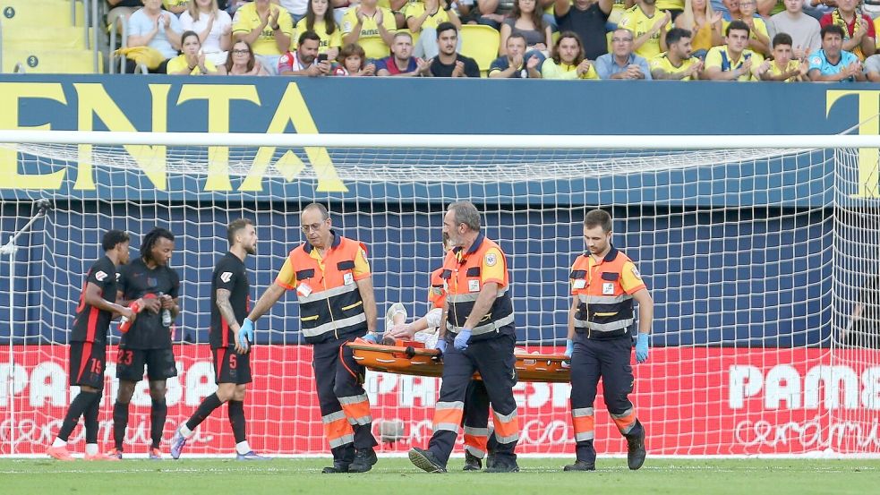 Barcelonas Torwart Marc-André ter Stegen hat sich schwer verletzt. Foto: Alberto Saiz/AP/dpa