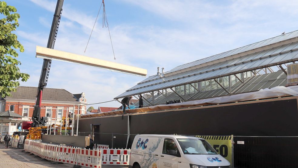 Mit einem großen Autokran wurden die Fassadenteile zur Markthalle gebracht. Foto: Heino Hermanns