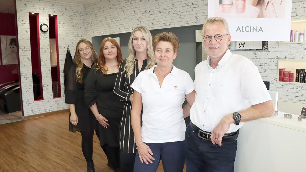 Manfred und Manuela Redenius (vorne) feiern das 30-jährige Bestehen ihres Friseurladens „Um een Haar“. Mit ihnen feiert das Team (von links) Ihnes Georgs, Julia Kersting und Jenny Hinneck. Nicht im Bild ist der Auszubildende Ammar Alnajar. Fotos: Wittich