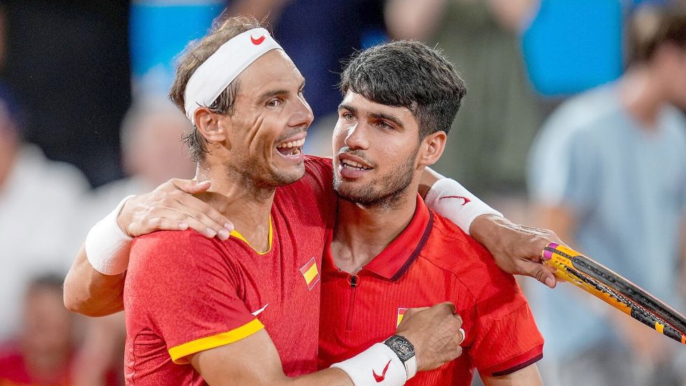 Bei den Olympischen Spielen verpassten Rafael Nadal (l) und Carlos Alcaraz eine Medaille. Foto: Manu Fernandez/AP/dpa