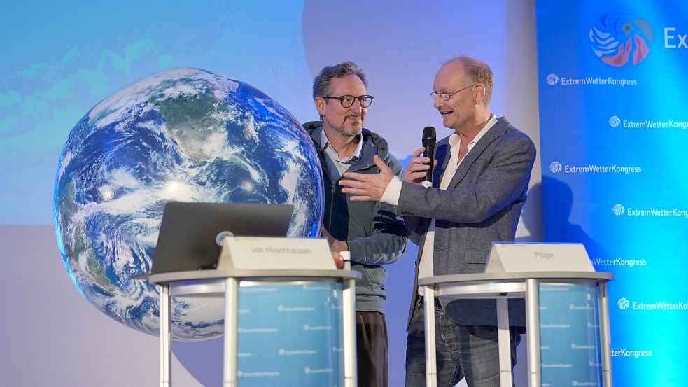 Der Mediziner Eckart von Hirschhausen (l.) warnte vor den Auswirkungen des Klimawandels auf die menschliche Gesundheit. Foto: Marcus Brandt/dpa