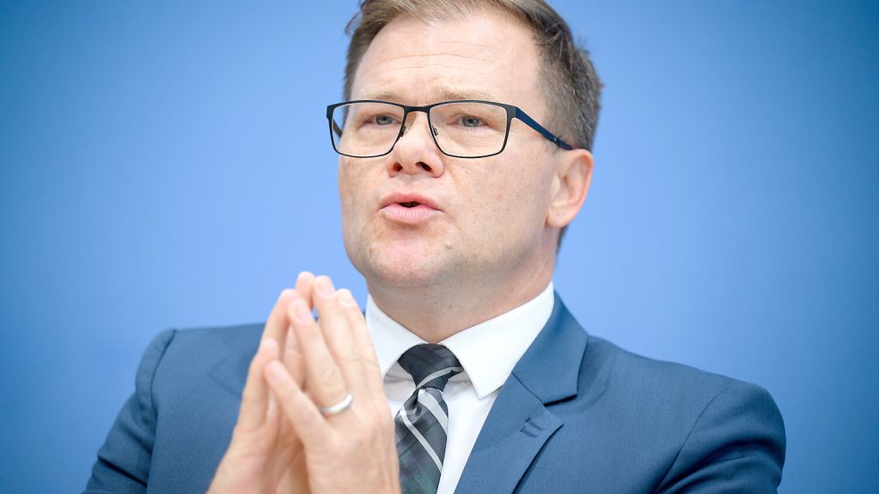 Ist er letzte Ostbeauftragte? Carsten Schneider (SPD) bei der Vorstellung des aktuellen Berichts zur Deutschen Einheit. Foto: dpa/Bernd von Jutrczenka