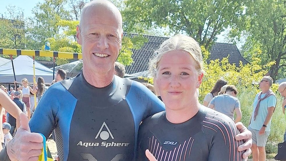 Daumen hoch der „Quer-durchs-Meer“-Schwimmer Winfried und Svea Ulferts, die 3,2 Kilometer durch das Zwischenahner Meer zurücklegten. Fotos: privat