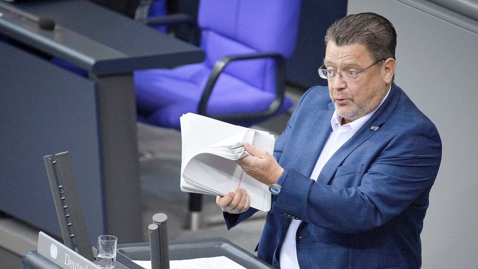 Während seiner Rede blättert Stephan Brandner (AfD) in einem Bündel Papier. Damit will er zeigen, welche Gesetze der Ampel-Regierung seiner Ansicht nach überflüssig sind. Foto: Bernd von Jutrczenka/dpa