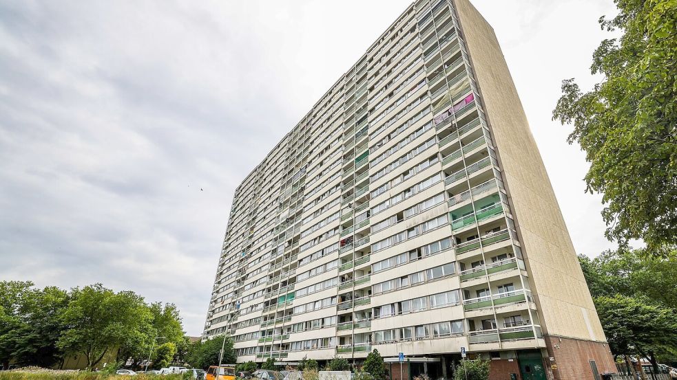 An diesem Hochhaus hat der Dienstleister DHL monatelang keine Pakete zugestellt. (Archivbild) Foto: Christoph Reichwein/dpa