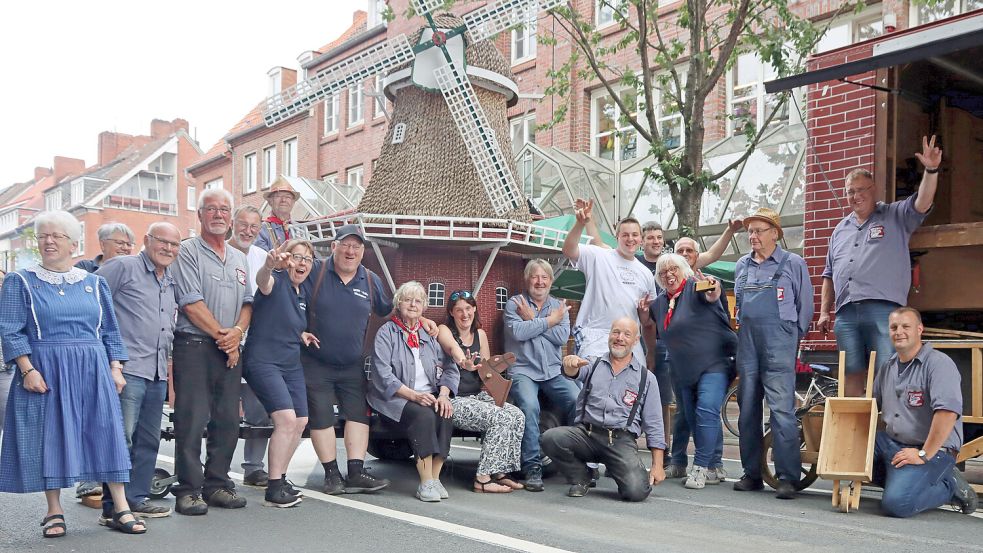 Gemeinschaft, die ein Dorf begeistert: Als Bäcker ist Mike Albers Mitglied des „Rollenden Museums“ und als Fuhrparkmanager dafür verantwortlich, dass die Museumsexponate auf Tour gehen können. Foto: privat