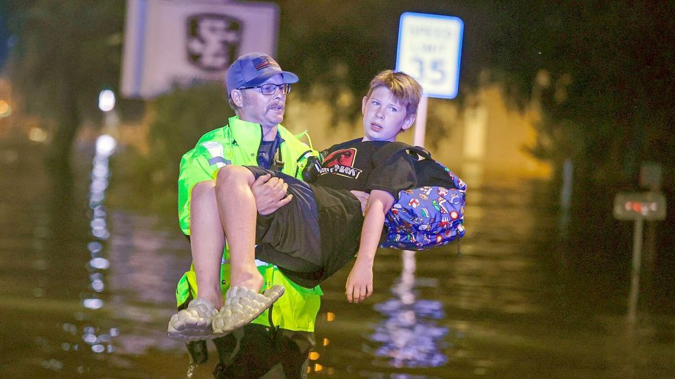 Ganze Straßenzüge stehen unter Wasser. Foto: Luis Santana/Tampa Bay Times/ZUMA Press Wire/dpa