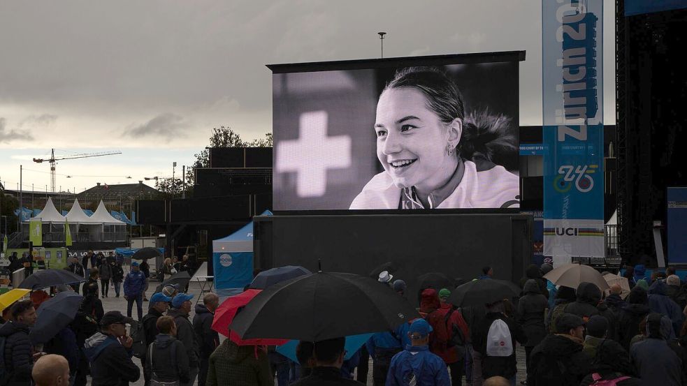 Ein Foto von Muriel Furrer auf der Leinwand im Zielbereich der WM. Foto: Peter Dejong/AP/dpa