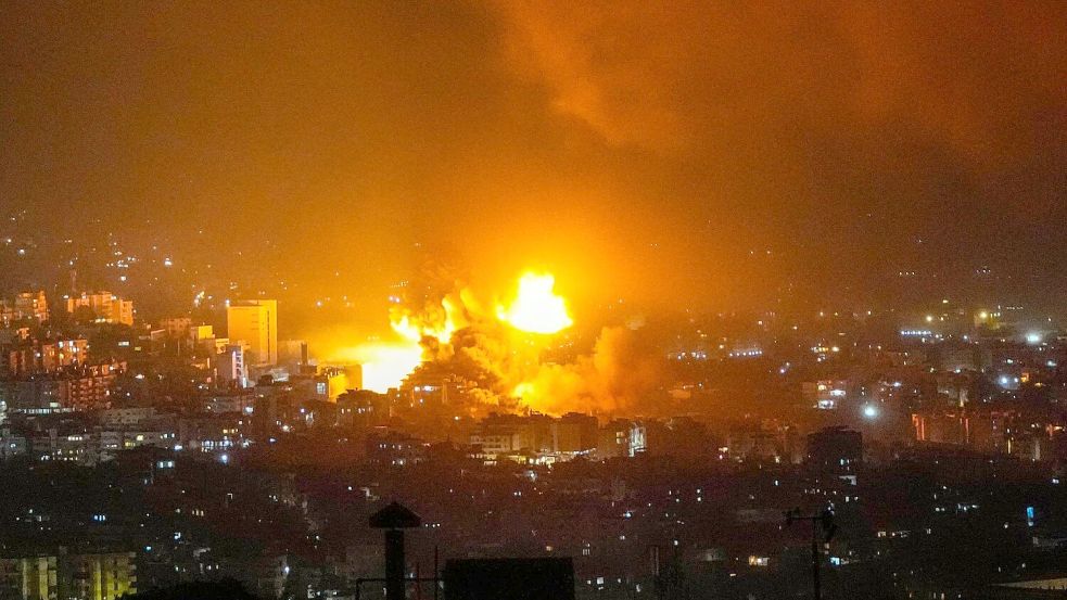 Hunderte Menschen in Beirut fliehen vor den Angriffen ins Stadtzentrum. Foto: Hassan Ammar/AP/dpa