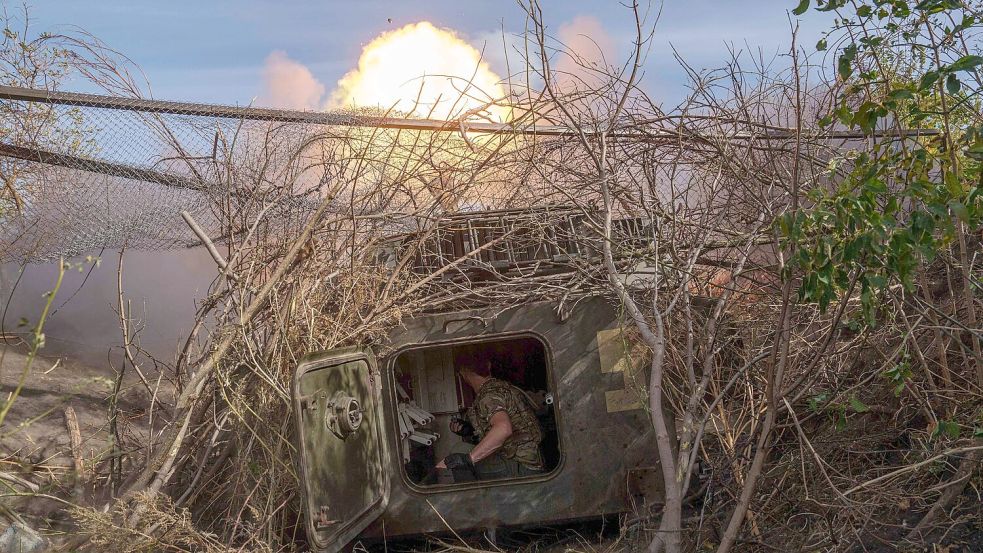 Kämpfe in der Ostukraine gehen weiter. (Archivbild) Foto: Evgeniy Maloletka/AP/dpa