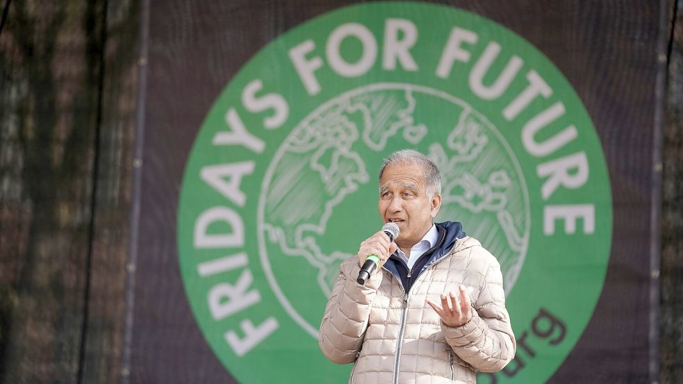 Latif geht immer wieder in die Öffentlichkeit und spricht beispielsweise 2022 zu den Teilnehmern des Klimastreiks Fridays for Future. (Archivbild) Foto: Marcus Brandt/dpa