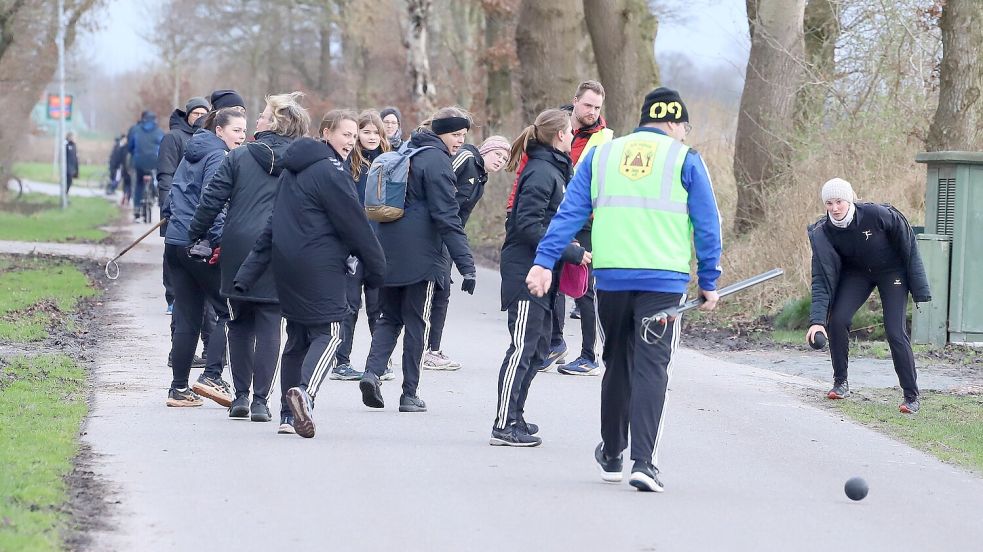 Die Holzwerferinnen (links) aus dem Boßelverein „Ostfrisia“ Rahe haben beim Heimspiel gegen „Free weg“ Schirumer Leegmoor die Kugel fest im Blick. Foto: Wilfried Gronewold