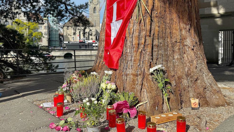 Ort des Innehaltens: Die Gedenkstätte für Muriel Furrer an der Wasserkirche von Zürich. Foto: Tom Bachmann/dpa