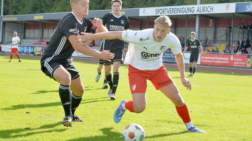 Der Auricher Stürmer Keno Buß (rechts) sorgte mit zwei Toren kurz nach Beginn der zweiten Halbzeit für die Vorentscheidung im Heimspiel gegen TuRa Westrhauderfehn. Foto: Bernd Wolfenberg